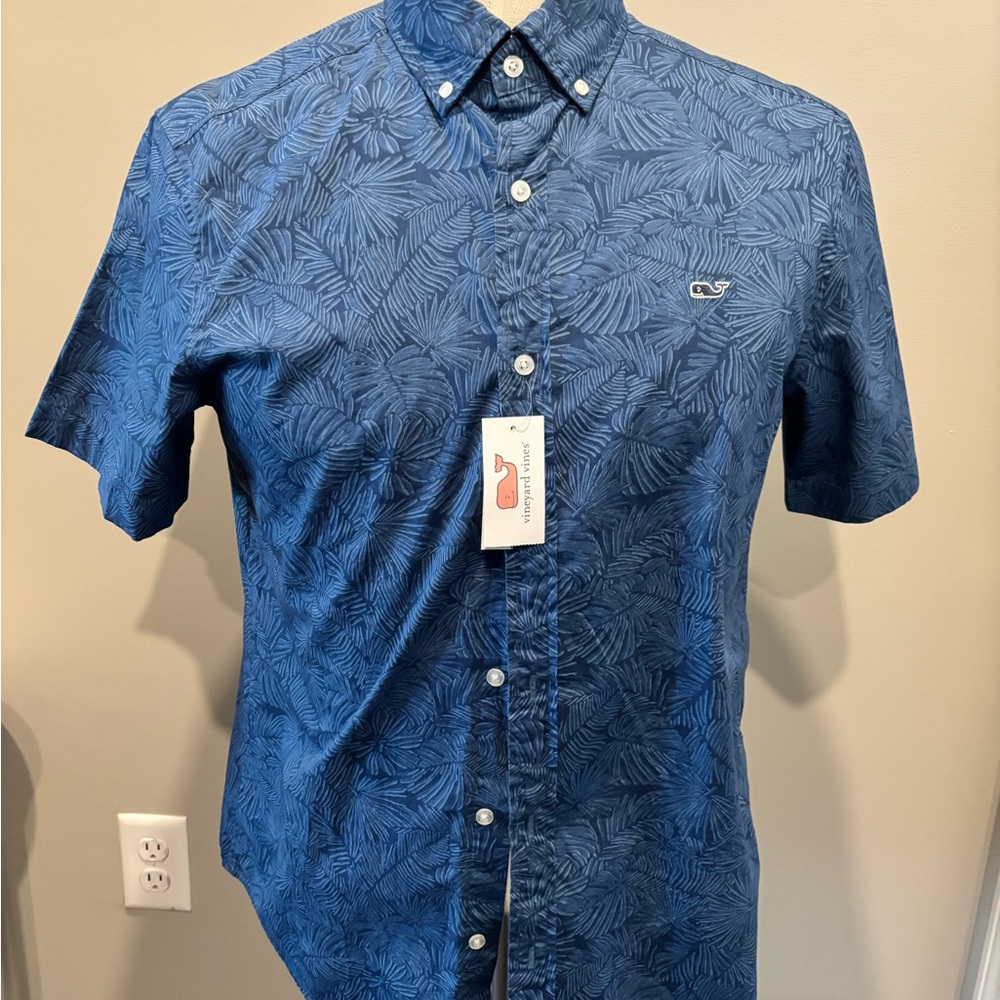 Men’s Vineyard Vines button down shirt